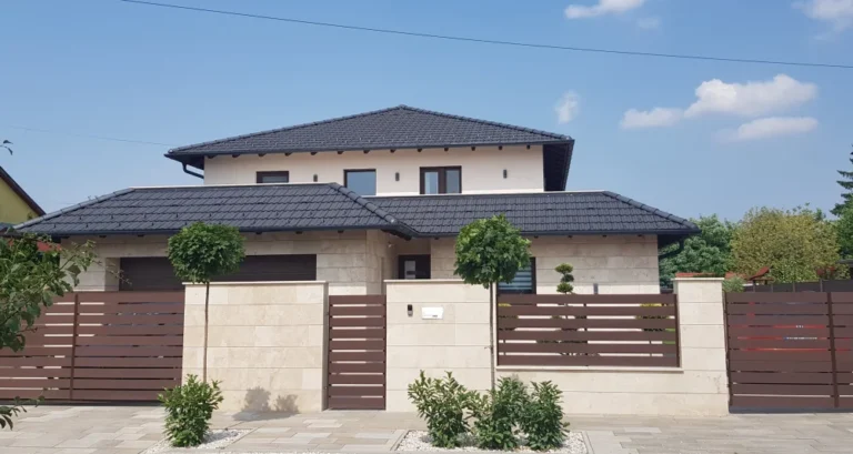 travertin kőburkolat homlokzaton és kerítésen