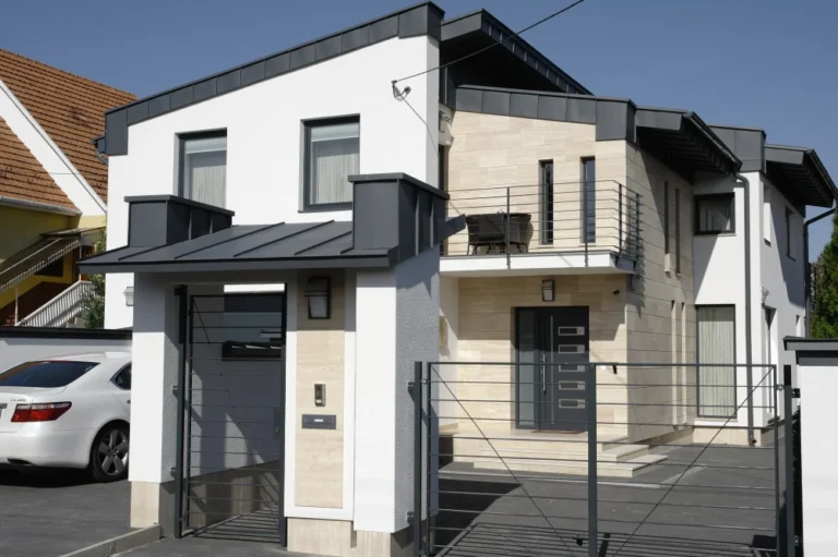 Light travertin mészkő burkolat kültéren házfalon