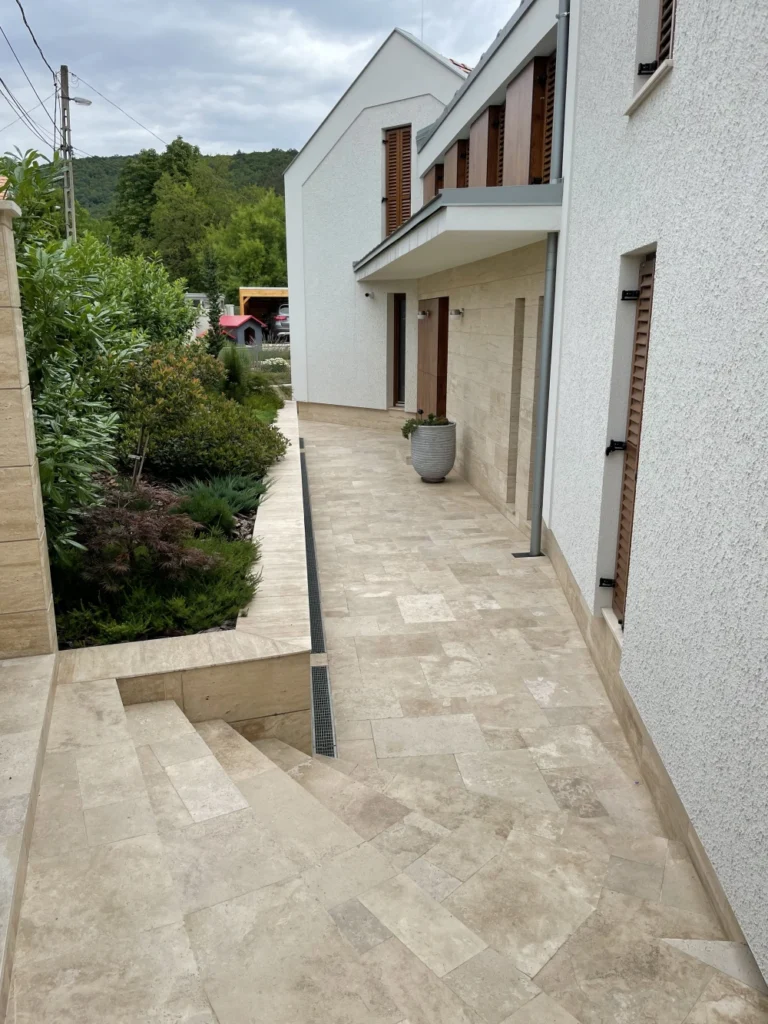 Római konszignáció kőburkolat a ház körül